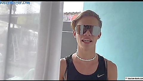 Beautiful beauty is ready for money