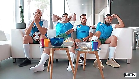 Sexy milf shows off her huge ass